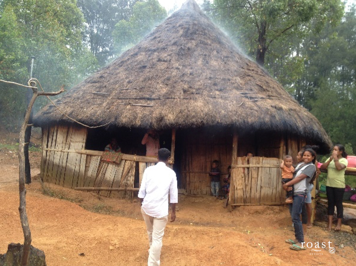 Cocina comunal donde se tuesta el café al comal, en Maubisse